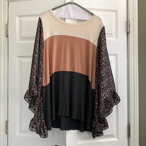 Cute top! Flowing sleeves! Cream, light brown and dark gray!